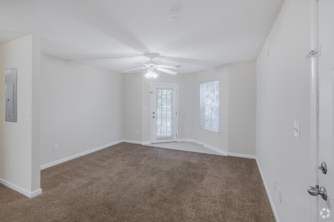 2BR, 2BA - 926SF - Living Room