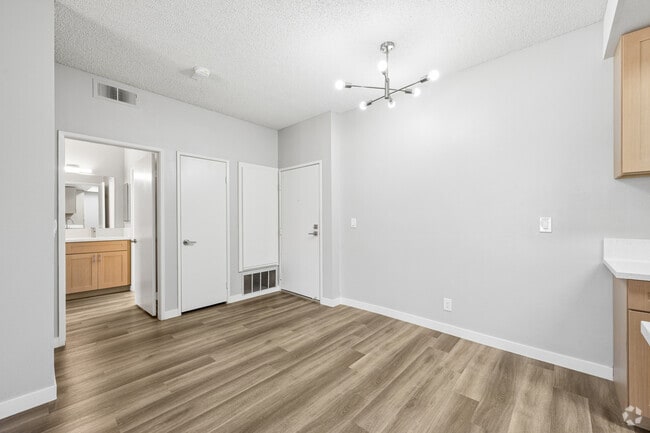 2BR, 2BA - 918SF - Dining Room - Noho Huston
