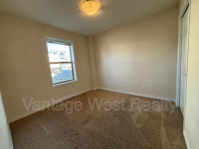 Photo - 104-598 Sutherland Ave