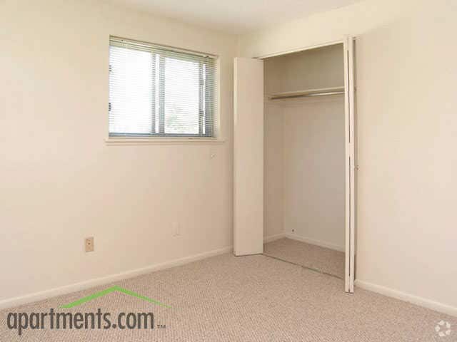 Closet - White Oaks West