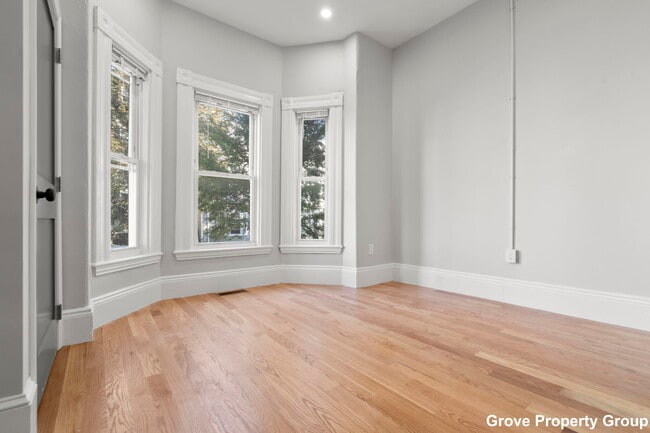 Building Photo - 531 E 5th St Unit 1