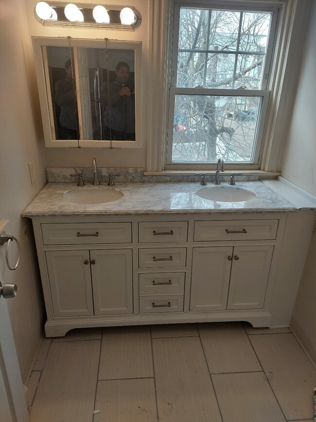 Building Photo - 27 Moore St Unit 2 FL Rental