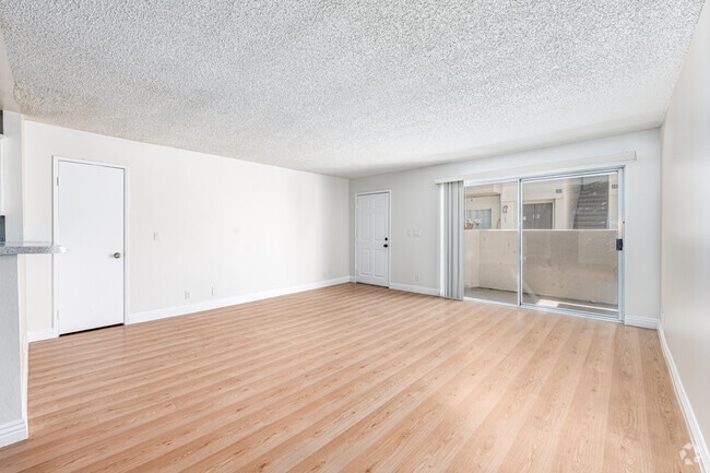 2BR, 2BA - 950SF - Living Room - 10225 Hillhaven Ave