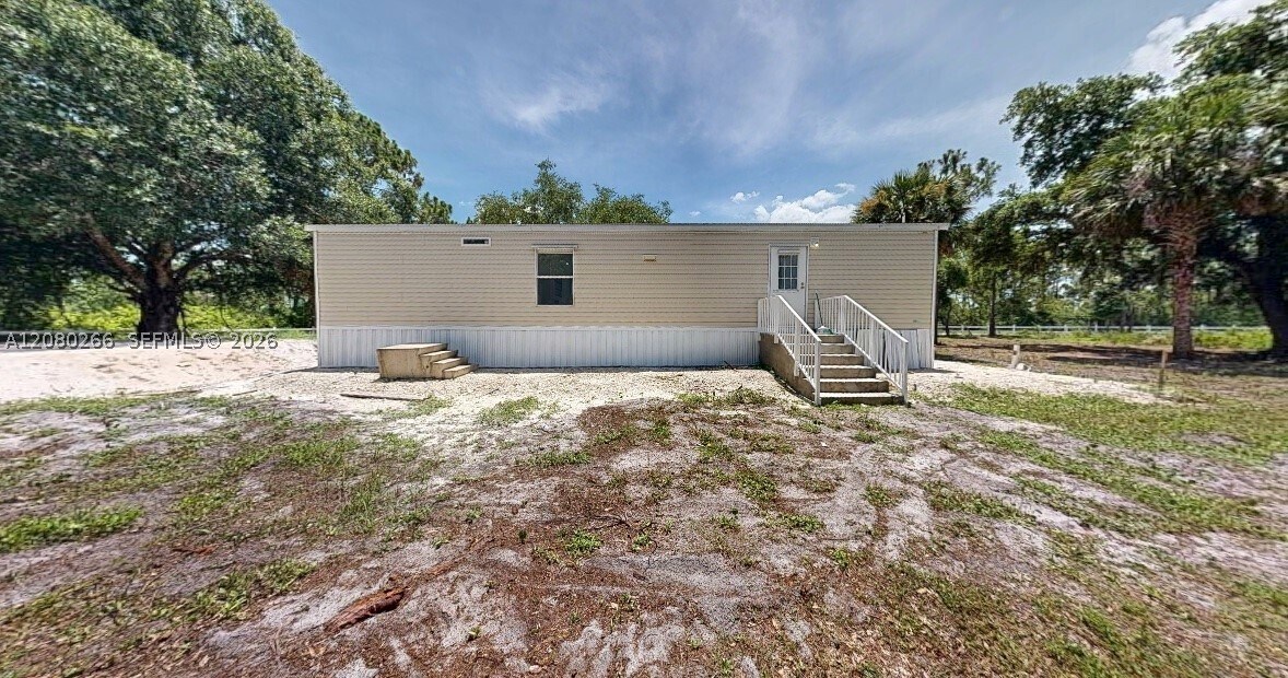 Photo - 720 N Riverside St
