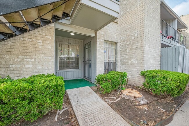 Building Photo - 6500 Sands Point Dr Unit 819