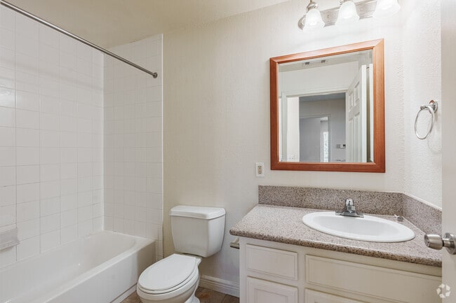2BR, 1BA - 805SF - Bathroom