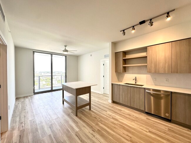 Building Photo - 527 SW 5th Ave Unit C1