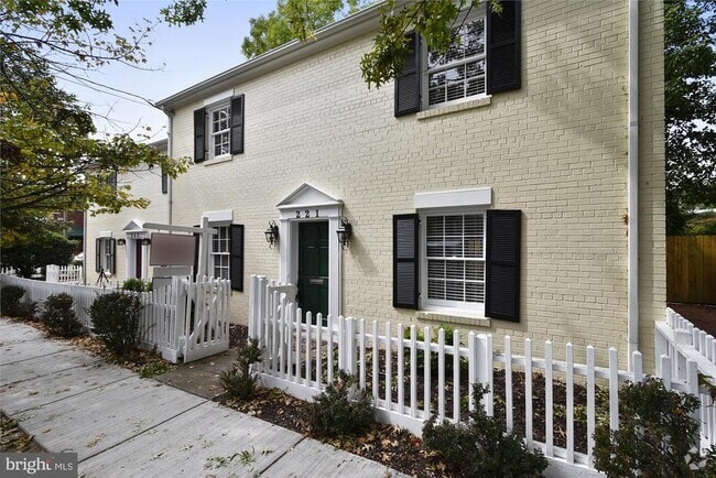 Building Photo - 221 S Fayette St Rental