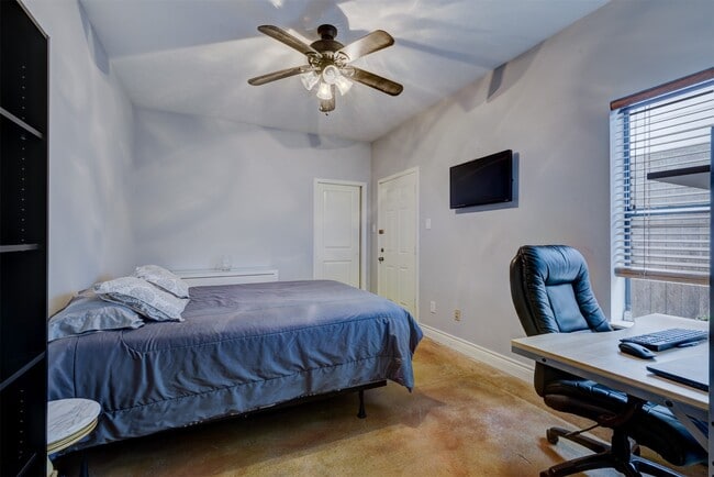 Building Photo - 1124 W Dallas St