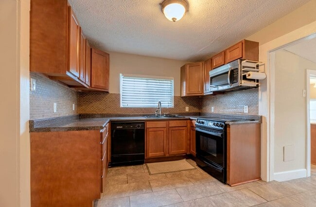 Photo - Knoxville 37917 - 3 bedroom, 2.5 bath, completely renovated home with extra storage. - Call Tom P...