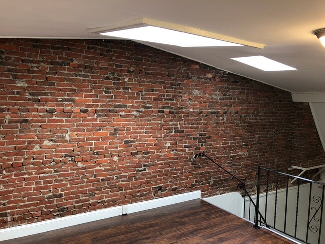 Building Photo - 1127 S 48th St Unit 3R Rental