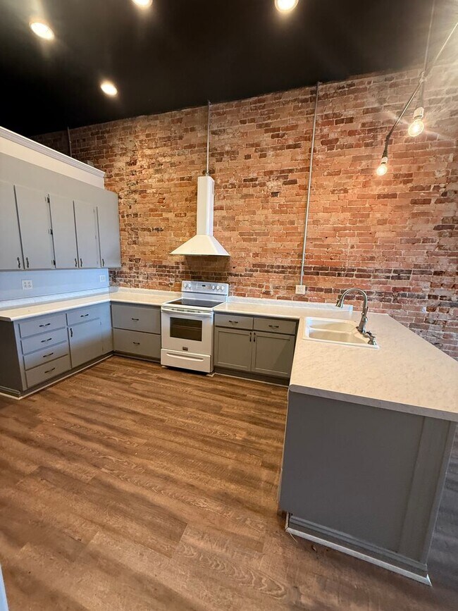 27 W Oak St Unit 27 W OAK ST