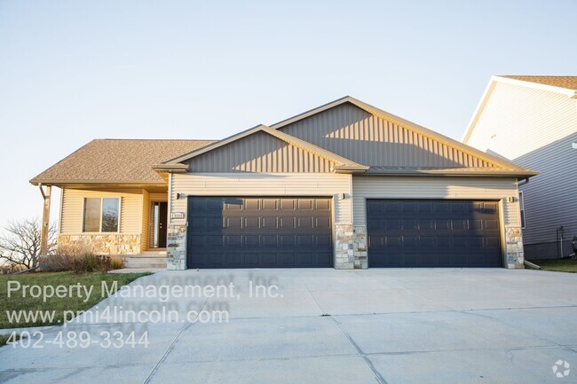 Building Photo - 5 Bedroom and 3 Bathroom House