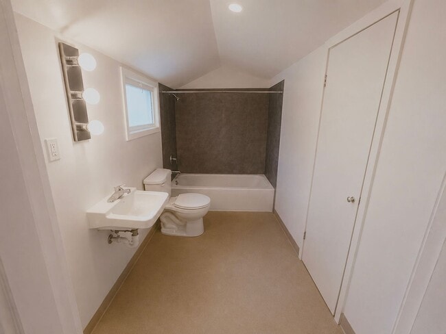 Photo - 404 S Van Buren St Unit Apt 3