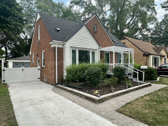 Photo - Charming Royal Oak 3-Bed with Sunroom, Dec... House