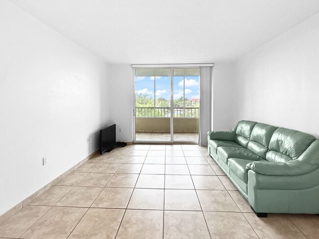 Photo - Feather Sound Condo for Rent – Unfurnished 1BR/1BA