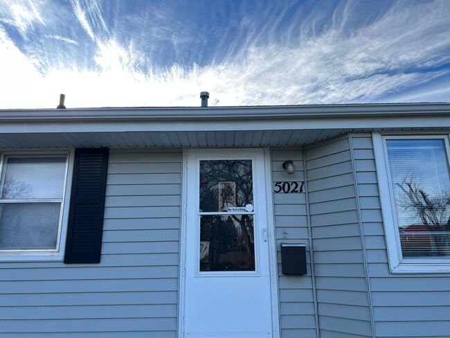 Photo - Beautiful walk-out ranch!