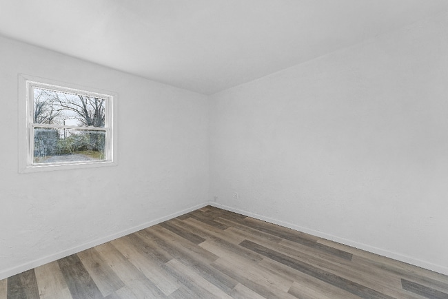 Photo - 305 E 5th St