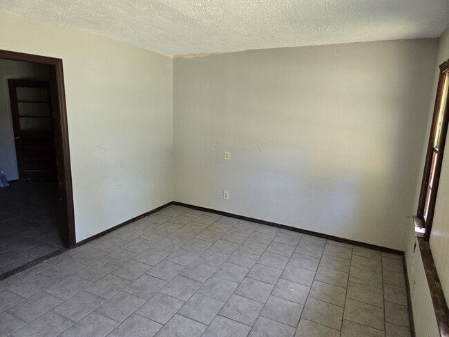 Photo - 402 Artmus St