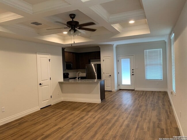 Photo - 333 Untermaier St