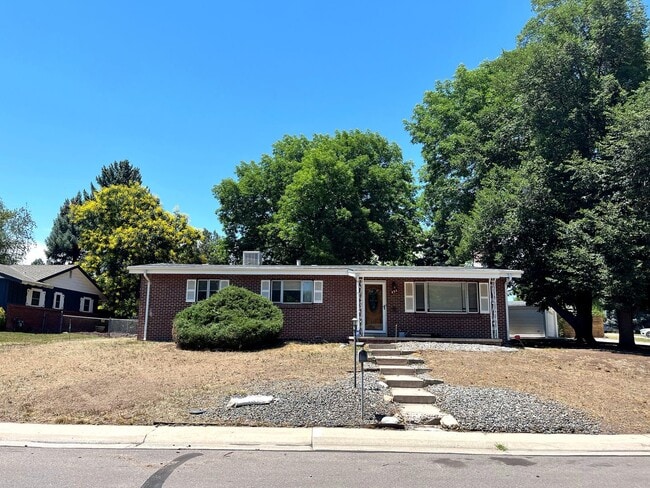 Building Photo - HUGE 4bd 4bth with Finished Basement and 2 Kitchens!!