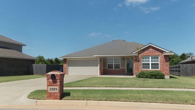 Building Photo - Yukon 4 Bed Rental