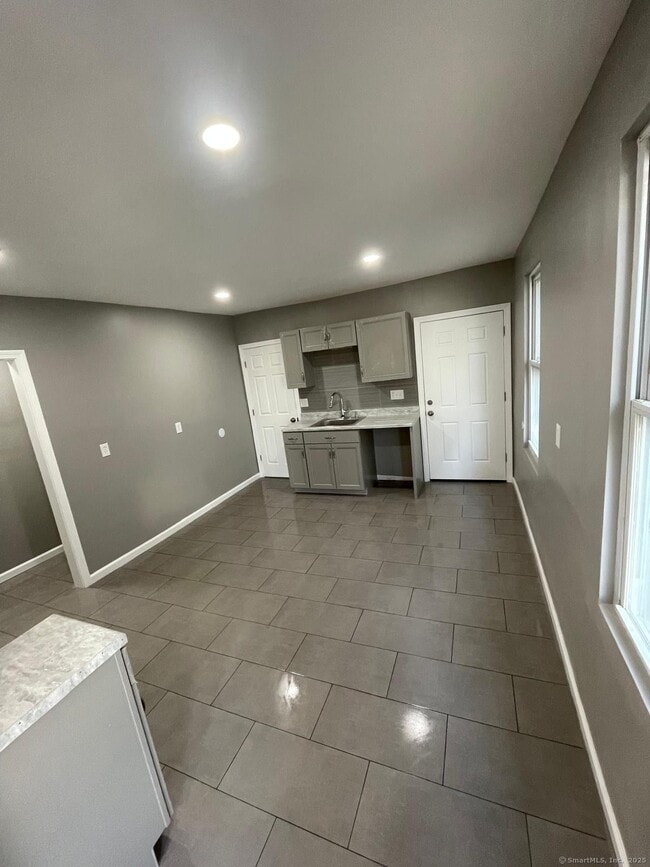 Building Photo - 431 Dixwell Ave Unit 3 Rental
