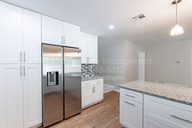 Photo - 110 W Seldon Ln