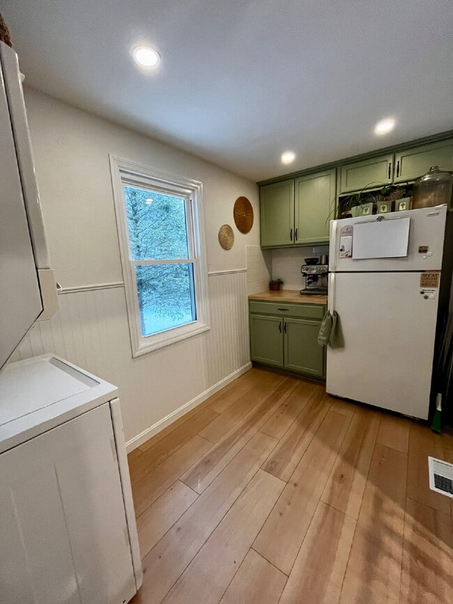 Photo - Gorgeous updated 2 bedroom in Perrymont/Sandusky with off street parking.