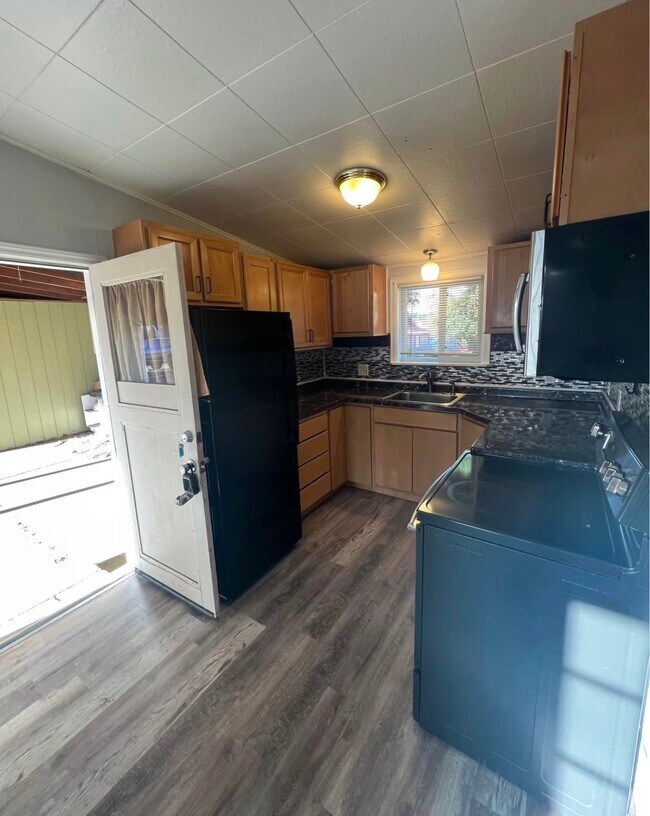 Kitchen - 414 E Broadway St Unit #17