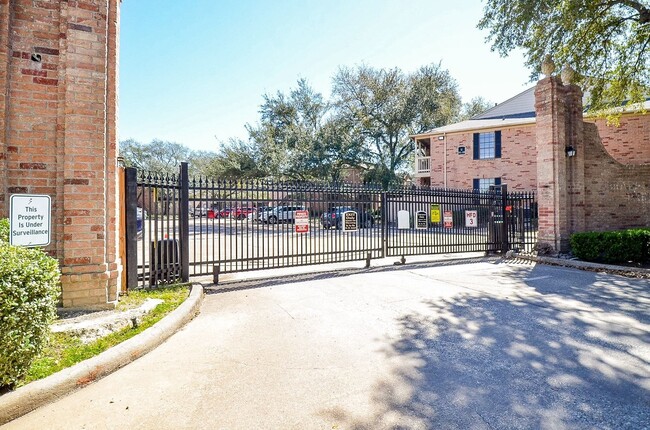 Building Photo - 2255 Braeswood Park Dr Unit 168