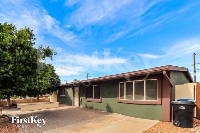 Building Photo - 2206 E Arbor Cir