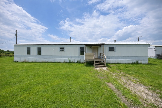 Photo - Country living with spacious front and backyard - 3 beds/ 2bath available now