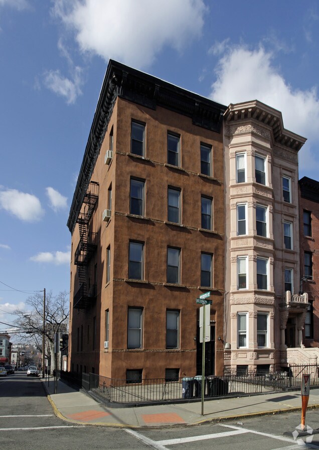 Photo - 700 Hudson St