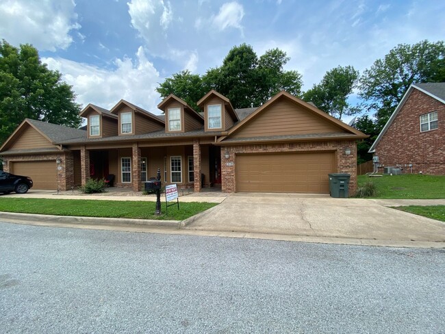 4 BEDROOM TOWNHOUSE FAYETTEVILLE AR! Ready... - 4 BEDROOM TOWNHOUSE FAYETTEVILLE AR! Ready...