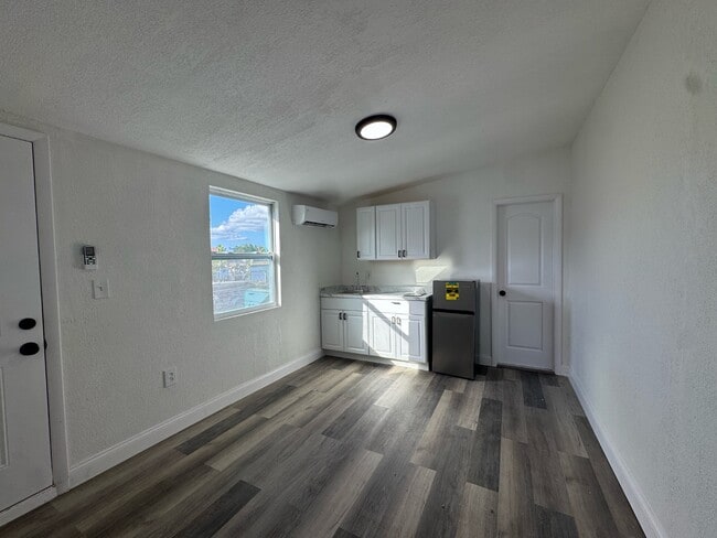 Photo - 585 Lindley Terrace