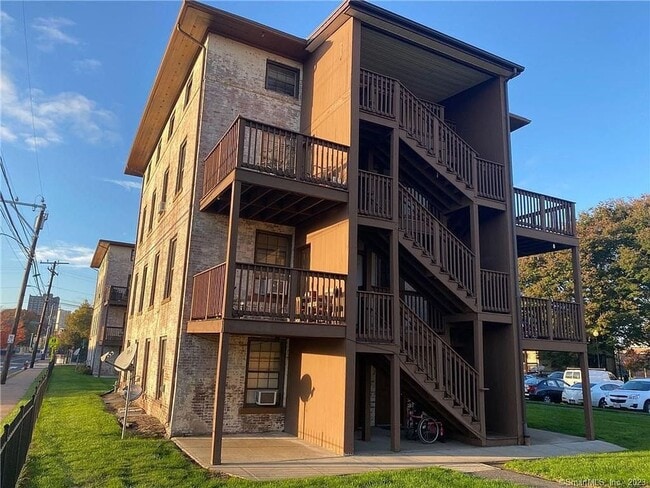 Building Photo - 1 bedroom, 1 bathroom downtown Hartford ct