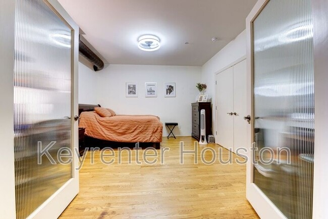 Photo - 1005 S Shepherd Dr