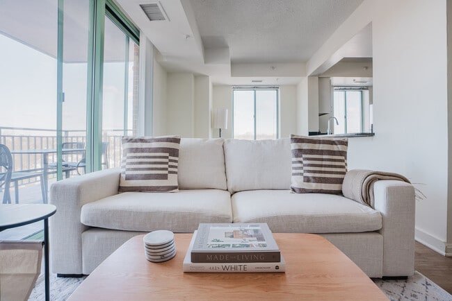 Photo - 4650 Washington Blvd Unidad FL7-ID8805A