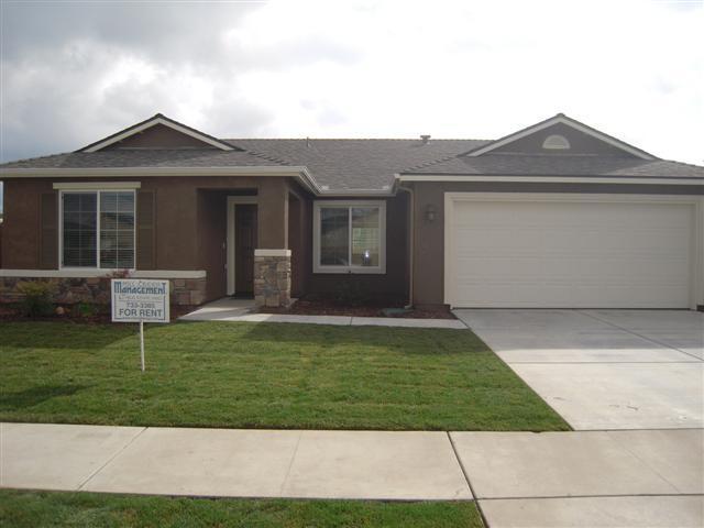 Building Photo - 4 Bedroom Home in Tulare in the Del Lago S...