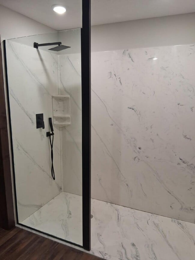 Photo - 905 W Broadway St