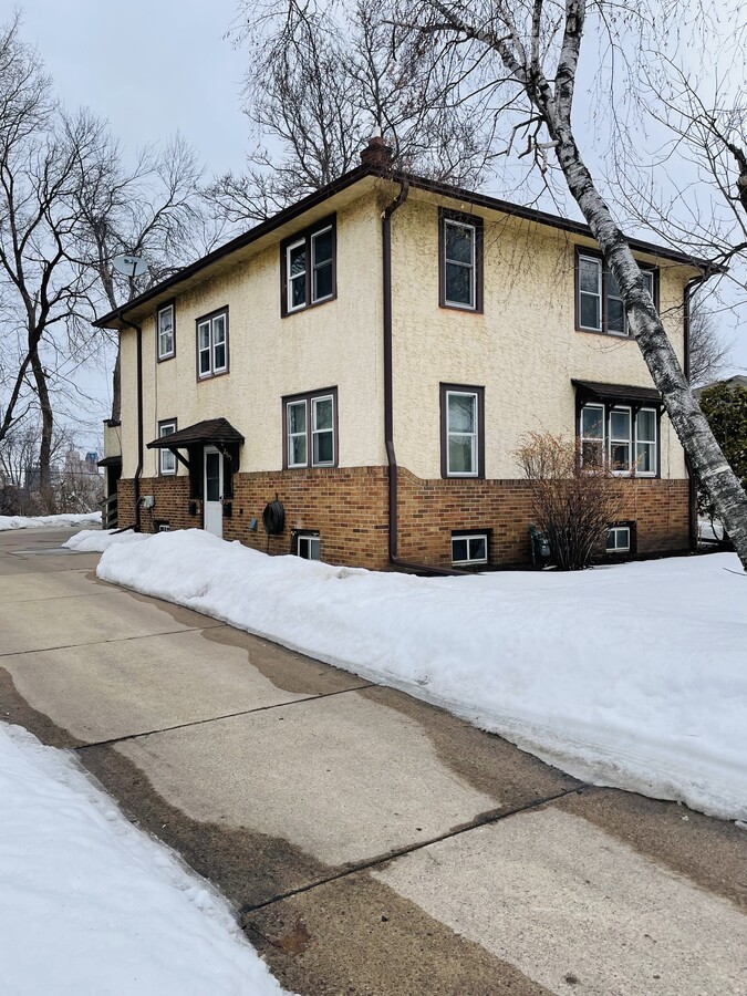 Vista exterior - 261 Robie St W