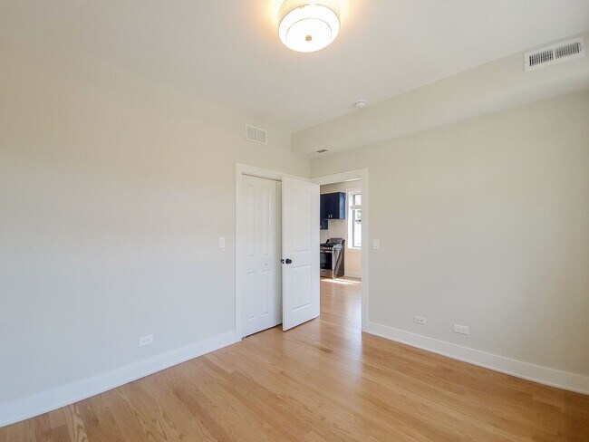 Photo - 2020 W Montrose Ave Unit 2B