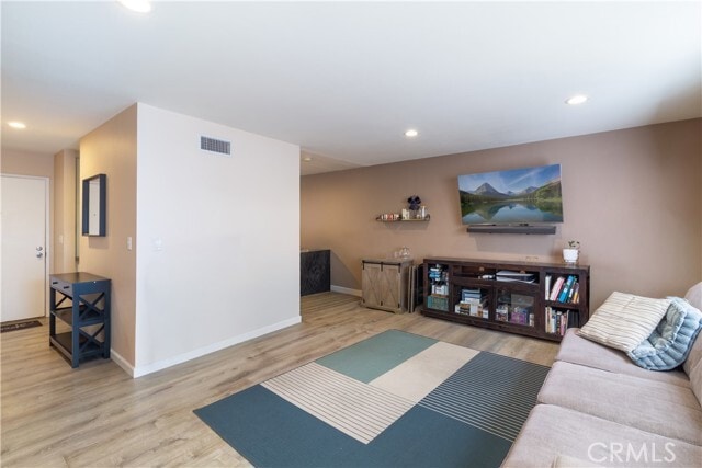 Building Photo - 628 E Birch St