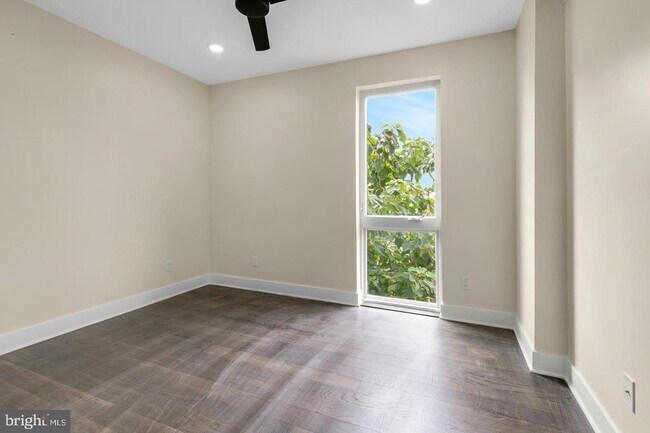 Photo - 1868 Frankford Ave