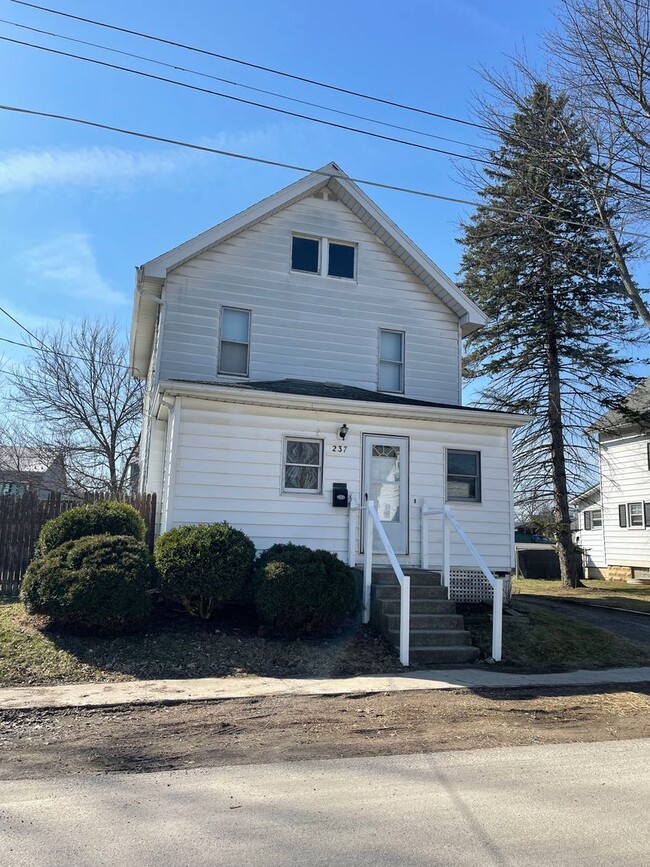 Building Photo - Three Bedroom House