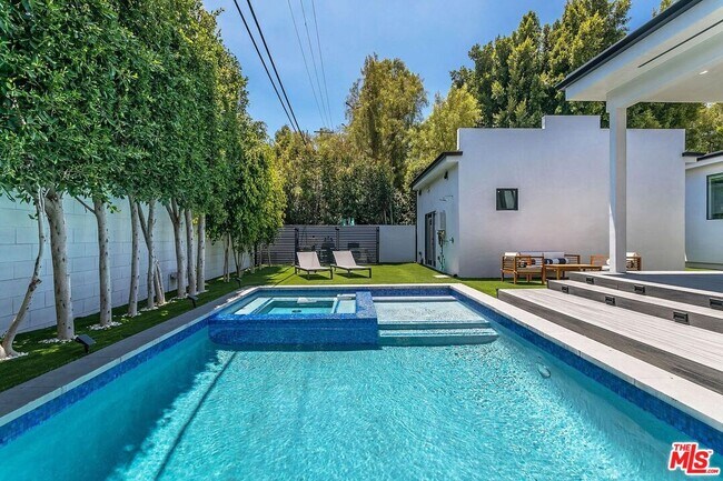 1948 S Point View St