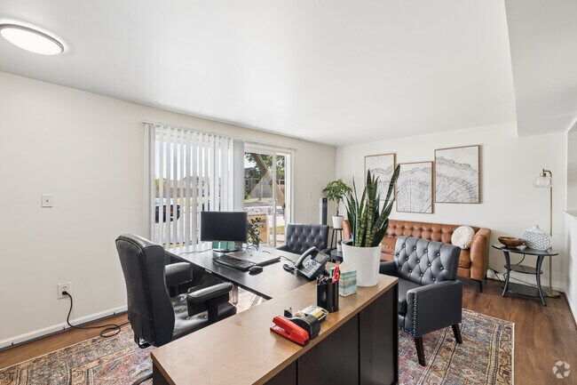 2BR, 1BA - 984SF - Living Room