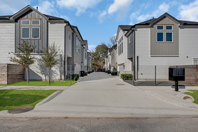 Building Photo - 804 Woodcrest Dr Rental