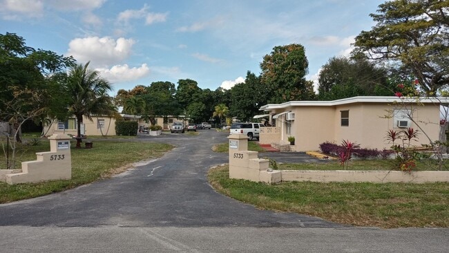 Photo - 5733 Harding St